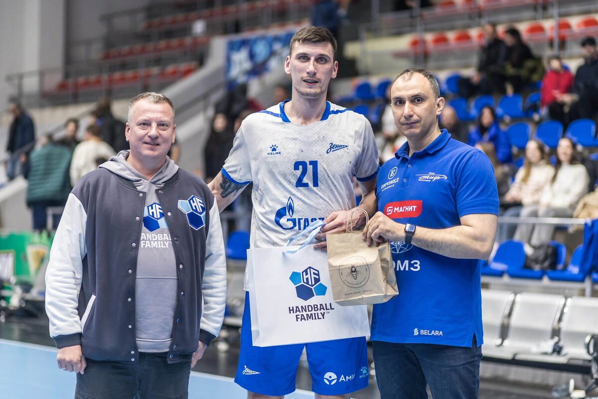    Награждавшим лучшего игрока матча Евгению Селеменеву и Степану Сидорчуку (справа) повезло: они с Вячеславом Боханом (в центре) пообщались