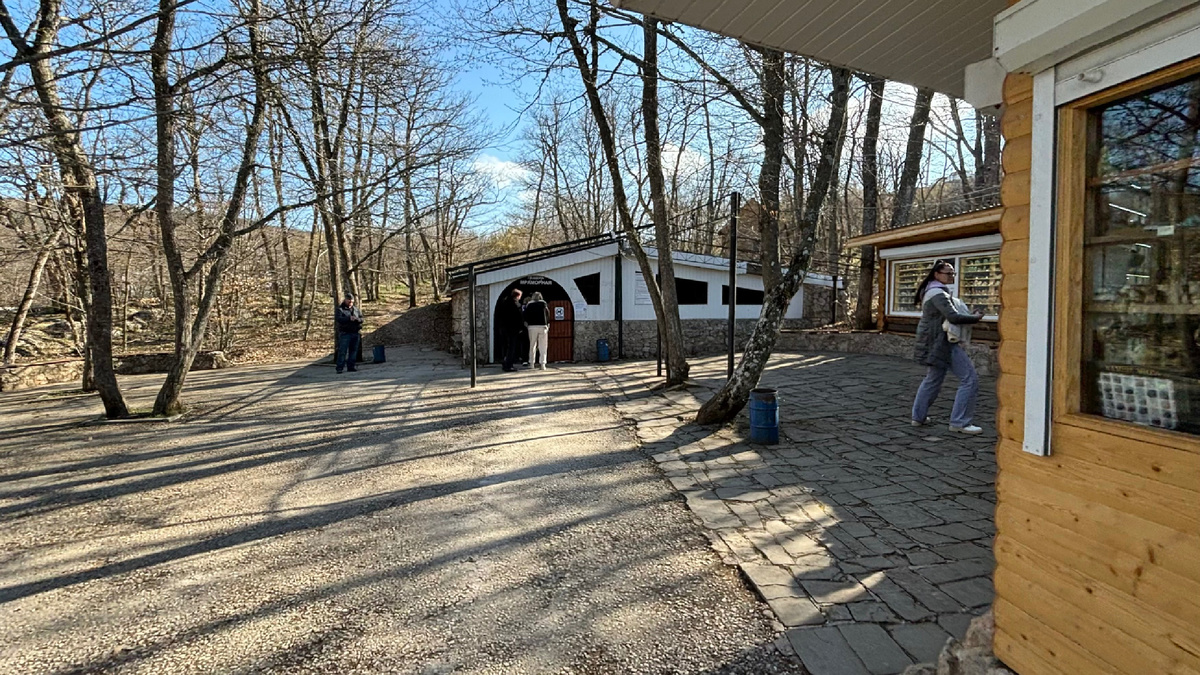 Вход в пещеру Мраморная, Крым