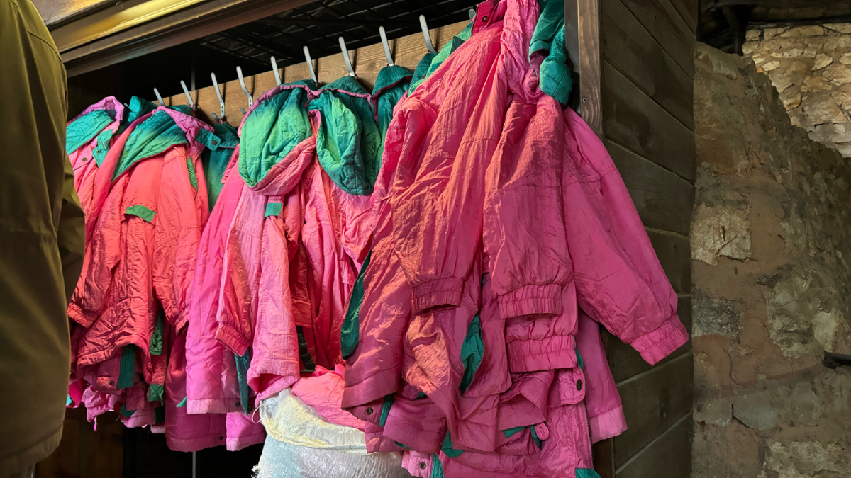 Выдача курток в пещере Мраморная