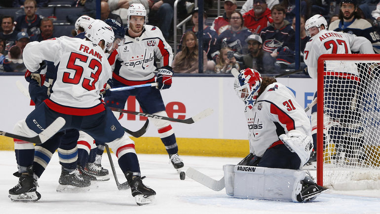    Вратарь «Вашингтона» Хантер Шепард отбивает бросок в матче против «Коламбуса».Imagn Images USA Today Sports