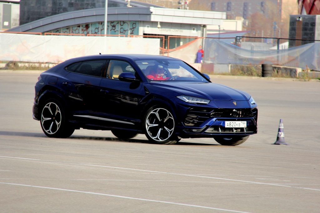 Lamborghini Urus — один из самых популярных новых люксовых автомобилей на российском рынке в 2025 году.