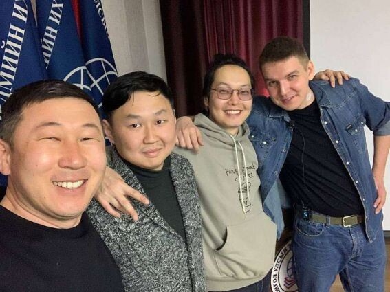 Так выглядят потомки жителей древней страны Халха (слева) в сравнении с потомком русского монгола (справа). А вы видели в XIII веке на Руси каких-то халхасов? Их тогда там не видел никто