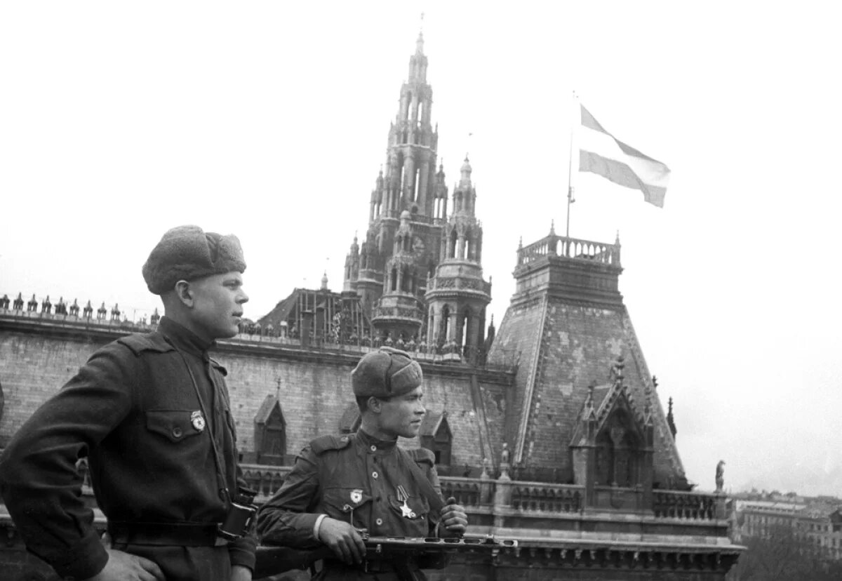    Великая Отечественная война 1941-1945 гг. Советские солдаты на крыше венской ратуши, над которой взвился австрийский национальный флаг.