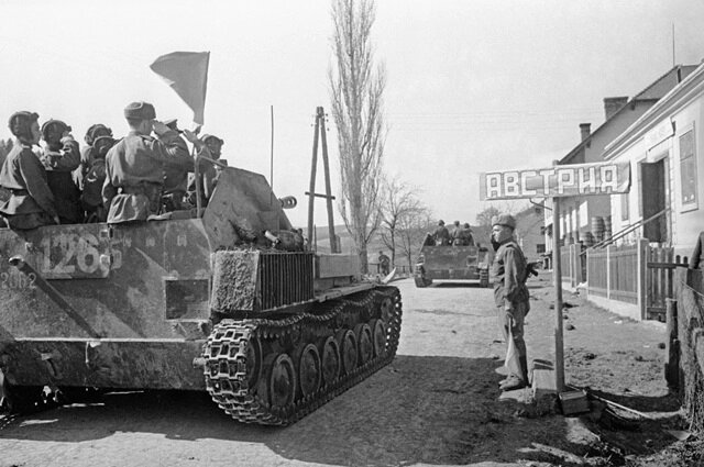    Освобождение Австрии от немецко-фашистских захватчиков. Фото:  РИА Новости/ Евгений Халдей
