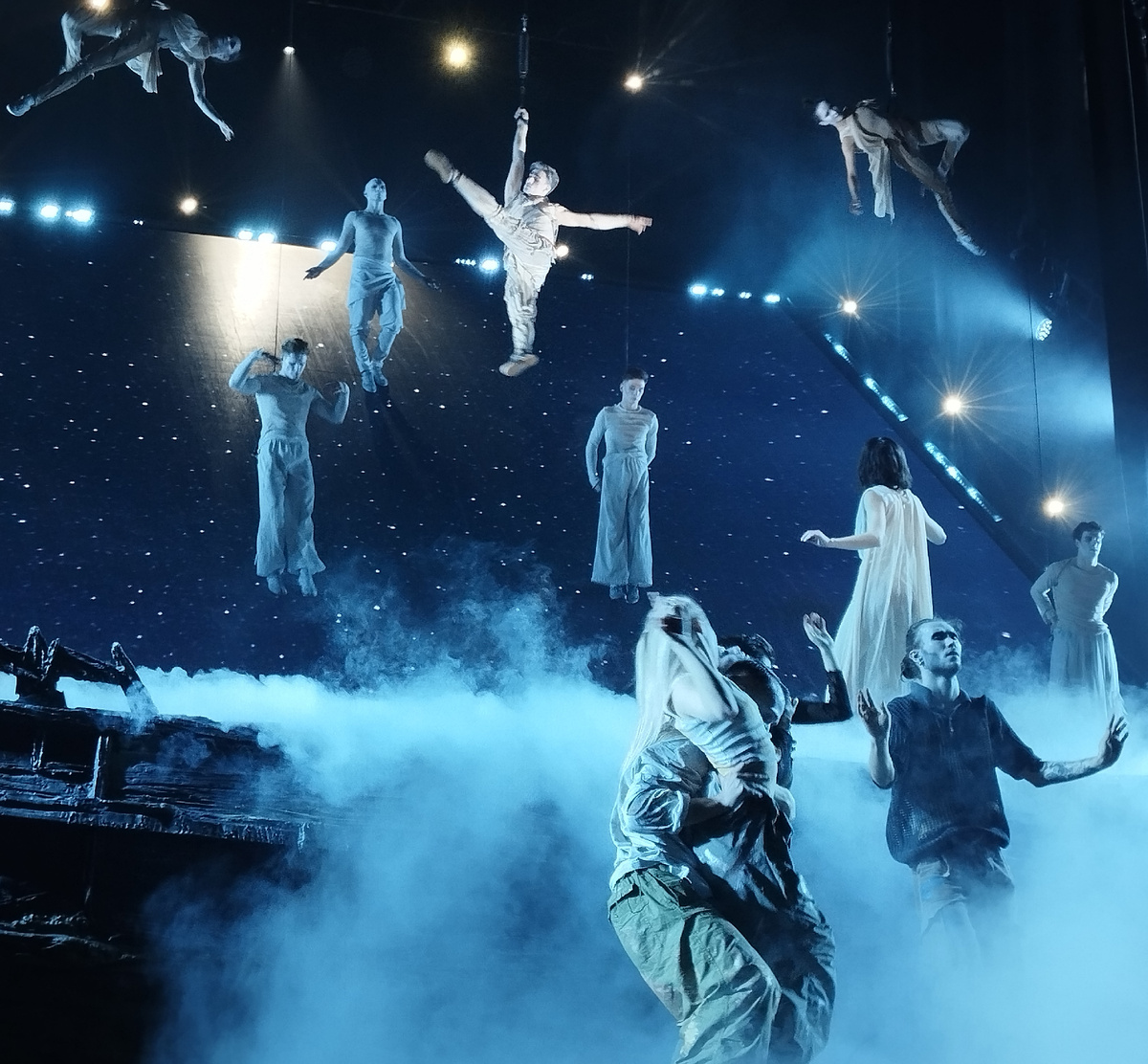 Фрагмент шоу «Антигравитация» в ДК им. С.Н.Горбунова. 12.04.2025 г, суббота. ЗДЕСЬ и далее фото автора и(или) из личного архива автора если не указано иначе.