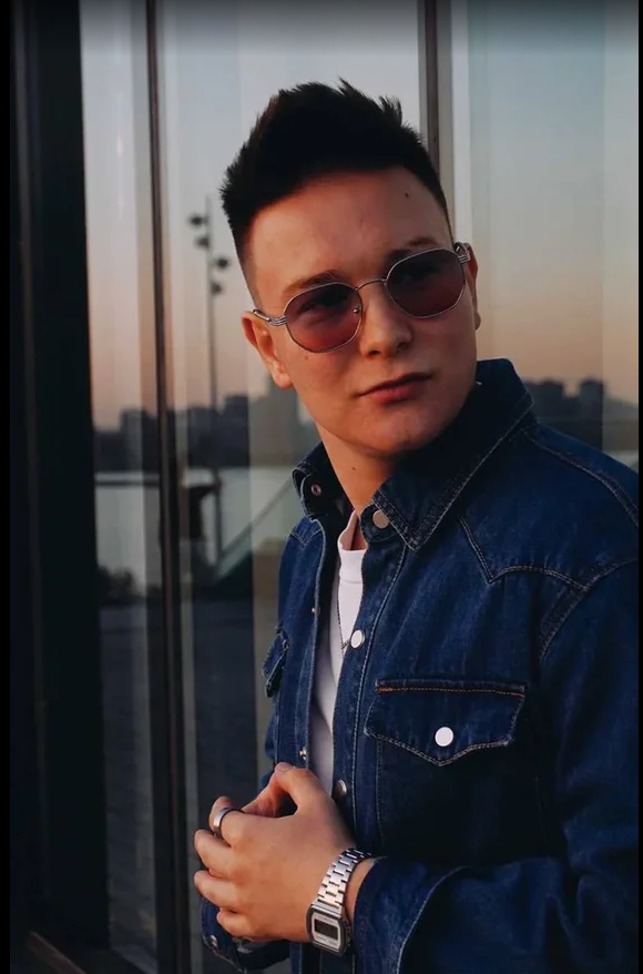 **AMIR VALEEV и группа «Путь молодого» — ключевая информация:**  

### 1. **Основная деятельность и миссия**  
Амир Валеев — автор-исполнитель, сооснователь и участник группы «Путь молодого» из Казани. Его творческая мотивация связана с любовью к музыке и желанием реализовать мечту «маленького Амира», который стремился стать популярным музыкантом. Он считает, что успех зависит не от таланта, а от упорной работы и опыта .  

### 2. **Музыкальная философия**  
Амир критически оценивает современную музыкальную индустрию, отмечая, что песни быстро теряют актуальность, а популярность артистов становится кратковременной. Однако он верит в возможность создания «прочной музыки», которая останется в истории. В пример он приводит Скриптонита, чьи работы, по его мнению, будут слушать даже будущие поколения .  

### 3. **Сотрудничество и проекты**  
Помимо работы в «Пути молодого», Амир участвовал в записи сингла «Поворот не туда» группы **Азон** как тромбонист. Это сотрудничество упоминается в новостях группы, где он внес вклад в аранжировку трека .  

### 4. **Советы начинающим музыкантам**  
Амир подчеркивает важность:  
- Поиска уникального звука через эксперименты и ошибки.  
- Создания сообщества единомышленников.  
- Защиты своих целей от внешнего давления.  
Он также советует не слушать критиков и действовать, несмотря на общественное мнение .  

### 5. **Интересные факты**  
- Параллельно с музыкой Амир занимается предпринимательством — производит дизайнерскую мебель и изделия из металла .  
- В 2021 году его группа «Путь молодого» планировала создать музыкальное сообщество в Казани, чтобы развивать локальную сцену, не ориентируясь на Москву .  

**Источники:**  
Подробнее о творчестве Амира Валеева и его группе можно узнать из интервью на сайте Idel-tat.ru  и новостей группы Азон .