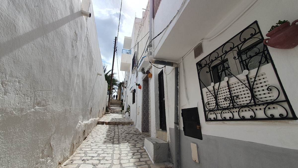 Пробуем найти андалузский стиль архитектуры в г. Загуане (Тунис)