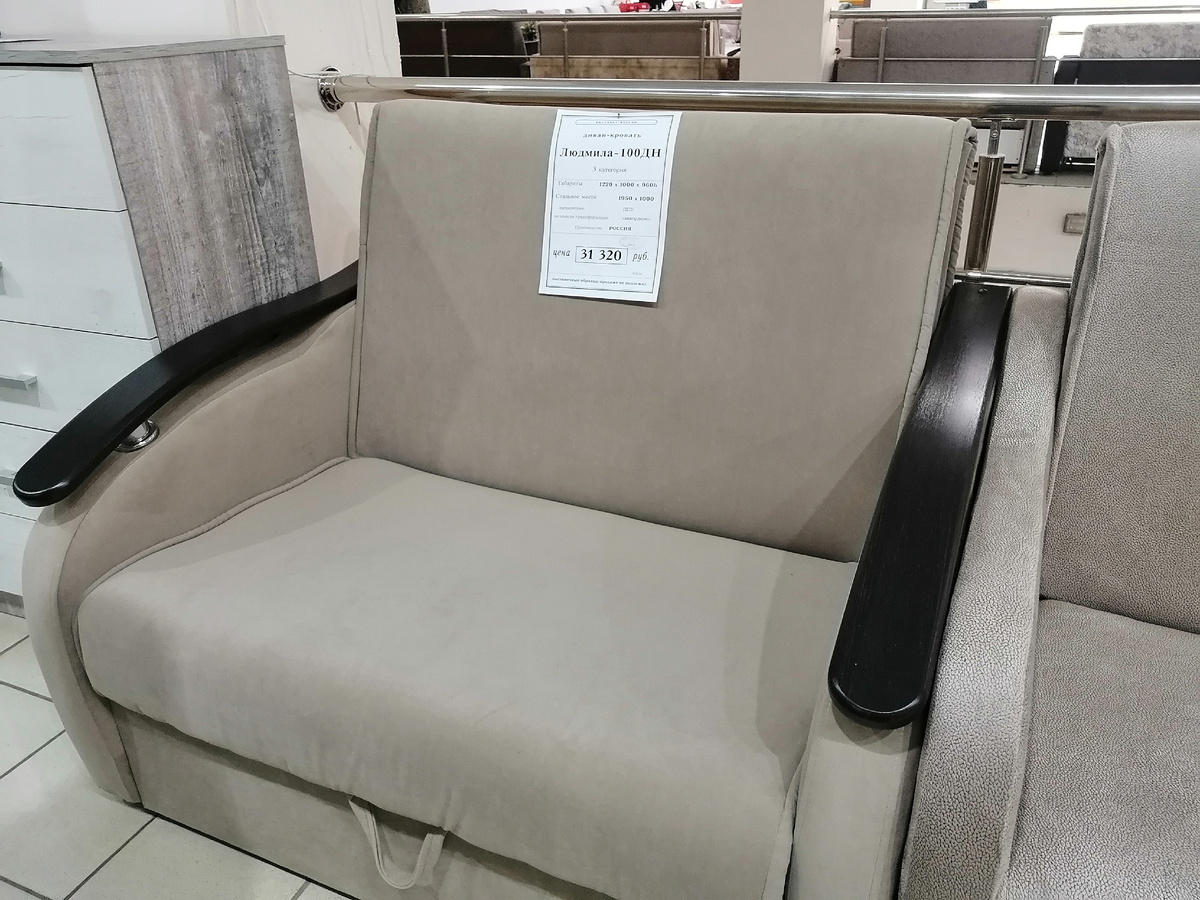 Гуляем по мебельному магазину прицениваемся к диванам и детским кроваткам.