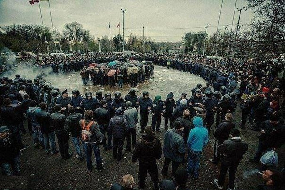    Александр Агапов стоял в первом ряду и это помогло видеть с какой стороны летят булыжники и уворачиваться. Фото: архив Александра Лютого