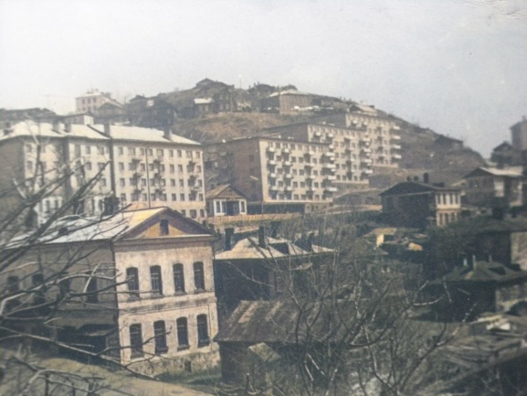 Улицы 1-го Мая и Суханова, 1960 год

Виднеется, зажатый между домами, дом-музей им. Суханова.

Из архива Владимира Бородина.