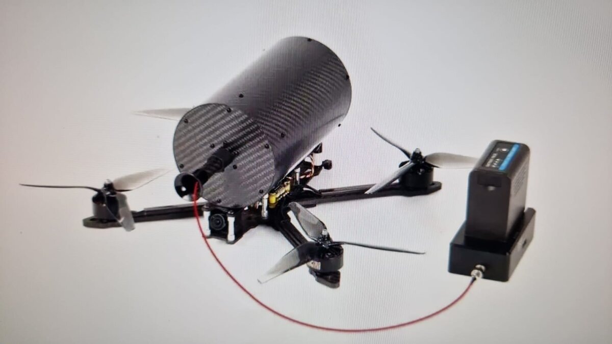 Дрон с бобиной оптоволокна подключенной к наземной станции. 