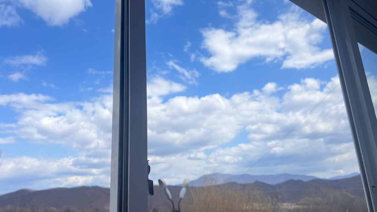 смотрю на мир через чистые окна. просто фото автора