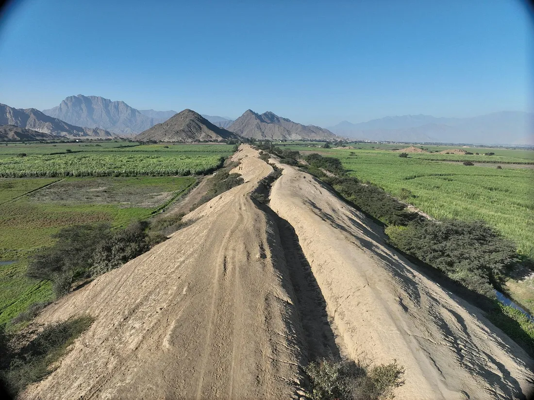 Доиспанский канал перекачивает воду с гор на фермерские поля.