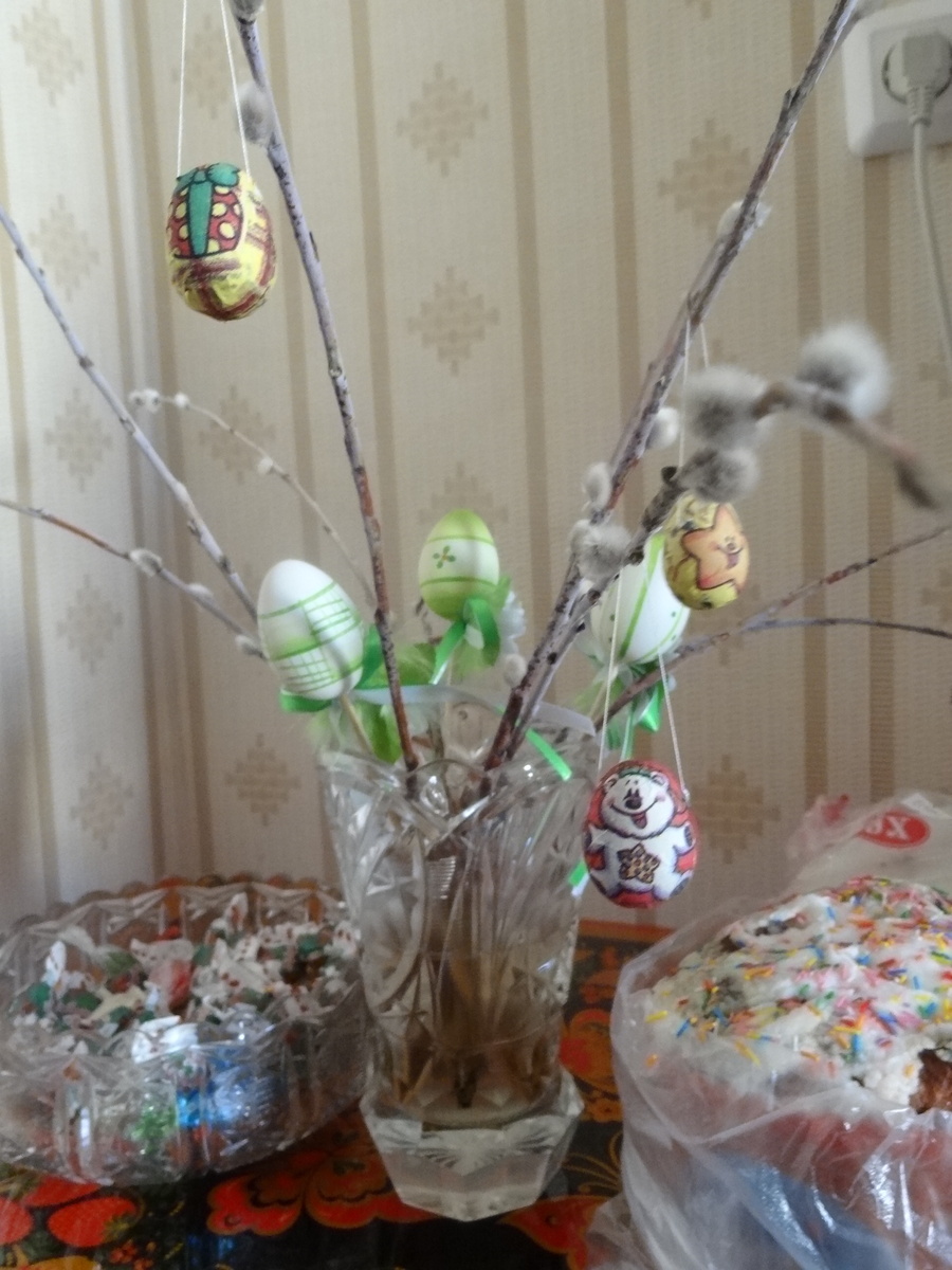 Это 2012-й год... Яички с мишками, звездочками и подарочками я тогда сама лепила из полимерной глины и декупажировала салфетками.