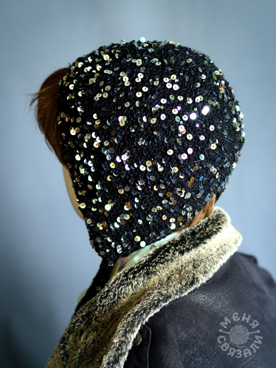 Пайетки переливаются всеми цветами радуги