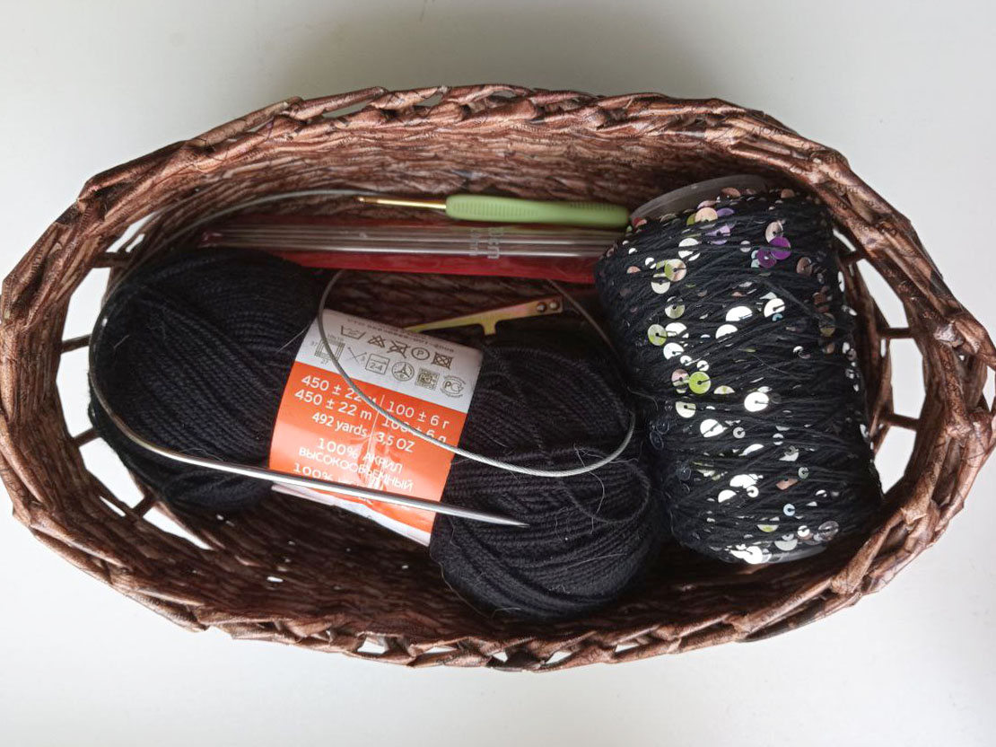 Из этого количества пряжи вышло 2 шапочки и еще осталось