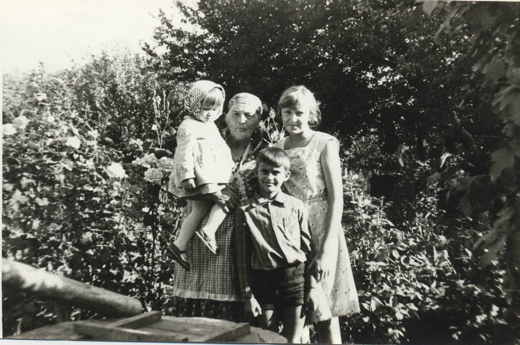 Кутейниково, улица Почтовая. фото папы автора - мы с братом и Катя Малова у бабушки Тони на руках