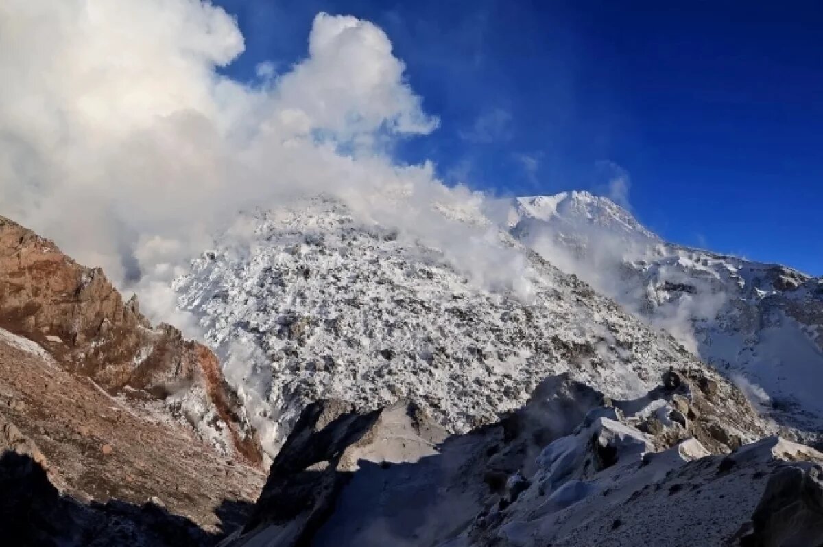    Новое парящее озеро обнаружили на Камчатке на вулкане Шивелуч