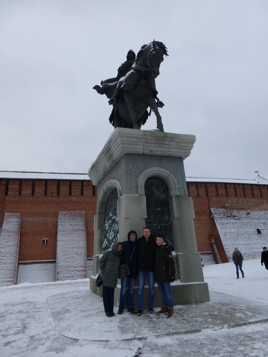 На фоне памятника Дмитрию Донскому