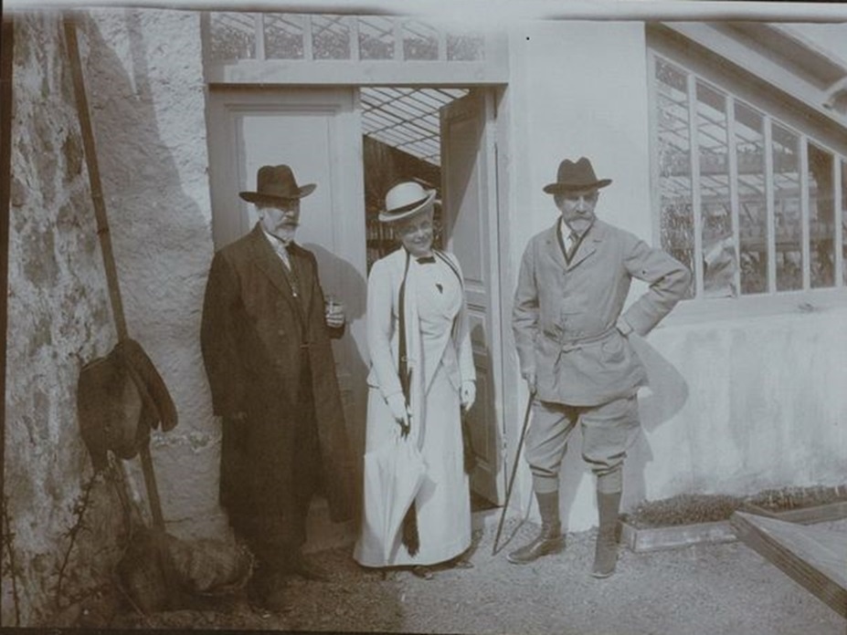 Княгиня Зинаида Николаевна Юсупова, Николай Петрович Красно́в (главный архитектор Ялты) и управляющий в имении Кореиз. Фото из интернета