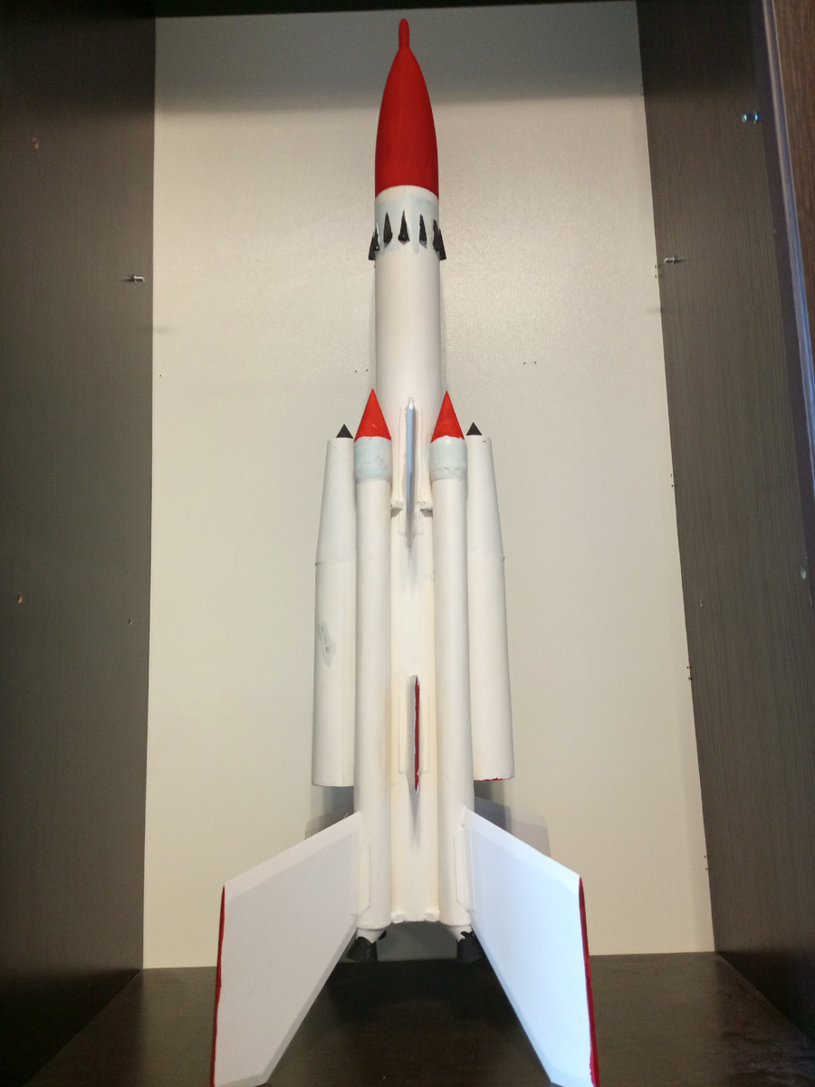 Сбоку не так пафосно