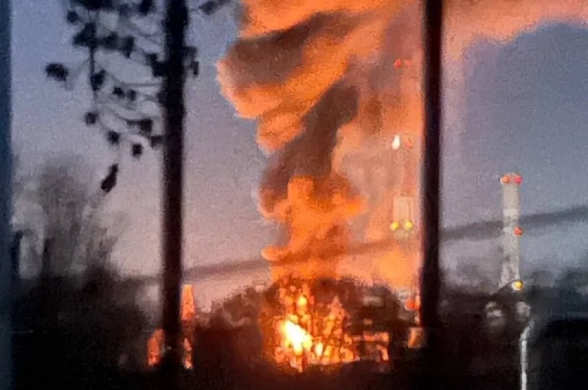    Взрыв, грохот и зарево: возгорание на подстанции в Оренбурге сняли домофоны