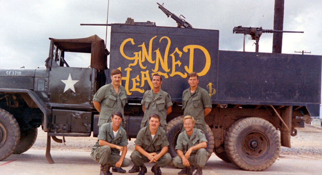 Водить "ганшип" во Вьетнаме считалось самой "собачьей работой". Текучка кадров на этой специальности была страшная. Их часто называли "смертниками". Так что про "шахид-мобиль, это даже почти не шутка. Фото Армия США