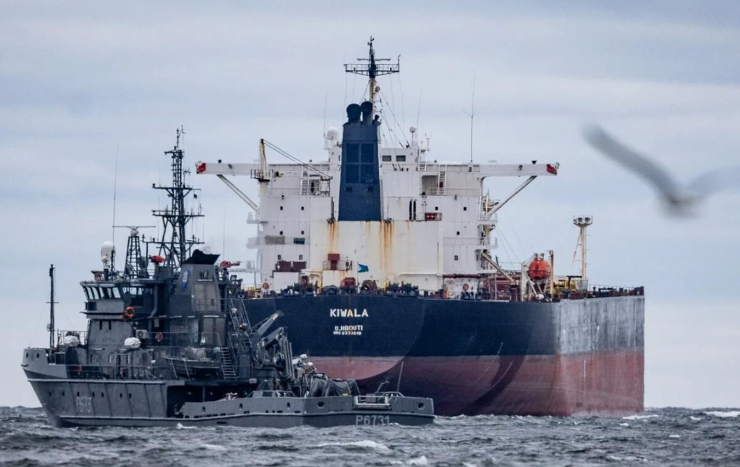 Перехват танкера тральщиком "Адмирал Коуэн". Фото из открытых источников.  