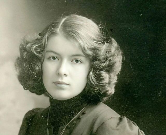 Холодным вечером 1950 года в Нижнетагильскую музыкальную школу зашла измождённая женщина в лагерном ватнике и стоптанных ботинках. На плохом русском она попросила проводить её к роялю «сыграть концерт». Села за инструмент, долго смотрела на клавиши, затем подняла руки, и… из актового зала понеслись, сотрясая старинное одноэтажное здание, мощные, наполненные бешеным темпераментом аккорды. Учителя и ученики, побросав занятия, кинулись в зал. ♦ Следователь НКВД на одном из допросов медленно, смакуя, ломал ей рукояткой пистолета каждый палец. Чтобы больше не могла играть. ♦ Вера Августовна умерла 10 декабря 1982 года. Похоронили её на кладбище в Новосибирске. За её гробом шёл весь город. На могиле установили белый памятник, на котором выбили её собственные слова: «Жизнь, в которой есть Бах, – благословенна» ♦ https://www.facebook.com/mirstihov/posts/pfbid0FsybtZXHm1AorMrzf1vnjwp27KidiwGpF1dLbz224Np7voeuzHuDMGLKYY7BN41Sl