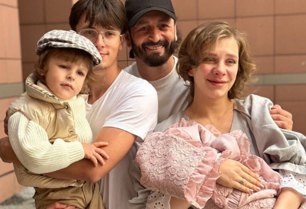 Илья Авербух с Лизой Арзамасовой, сыновьями Мартином и Львом, а также с дочкой Лией. Фото: соцсети