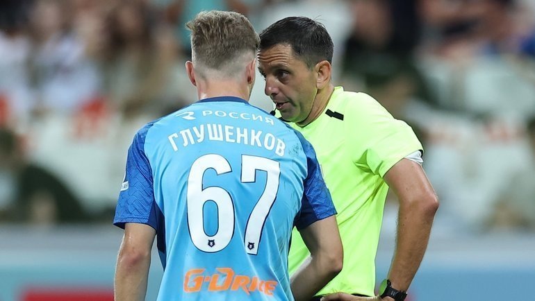    Максим Глушенков и судья Павел Кукуян.Александр Федоров