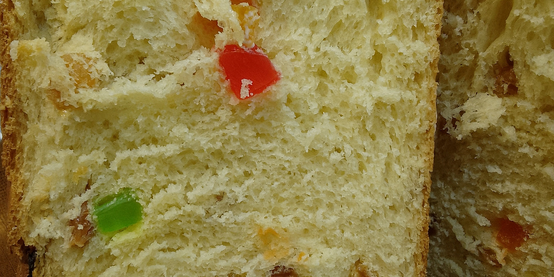 Кулич сдобный с изюмом и цукатами