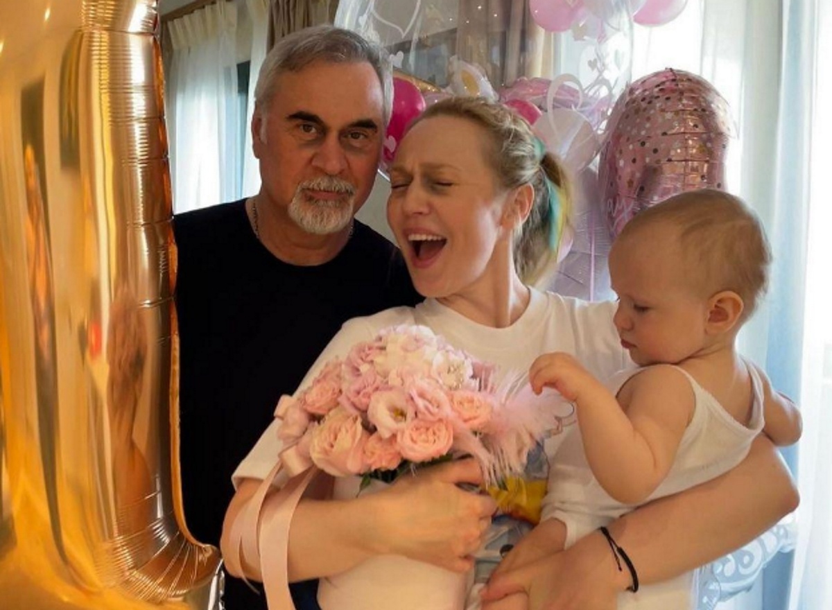 Валерий Меладзе с Альбиной Джанабаевой и дочкой Агатой. Фото: соцсети