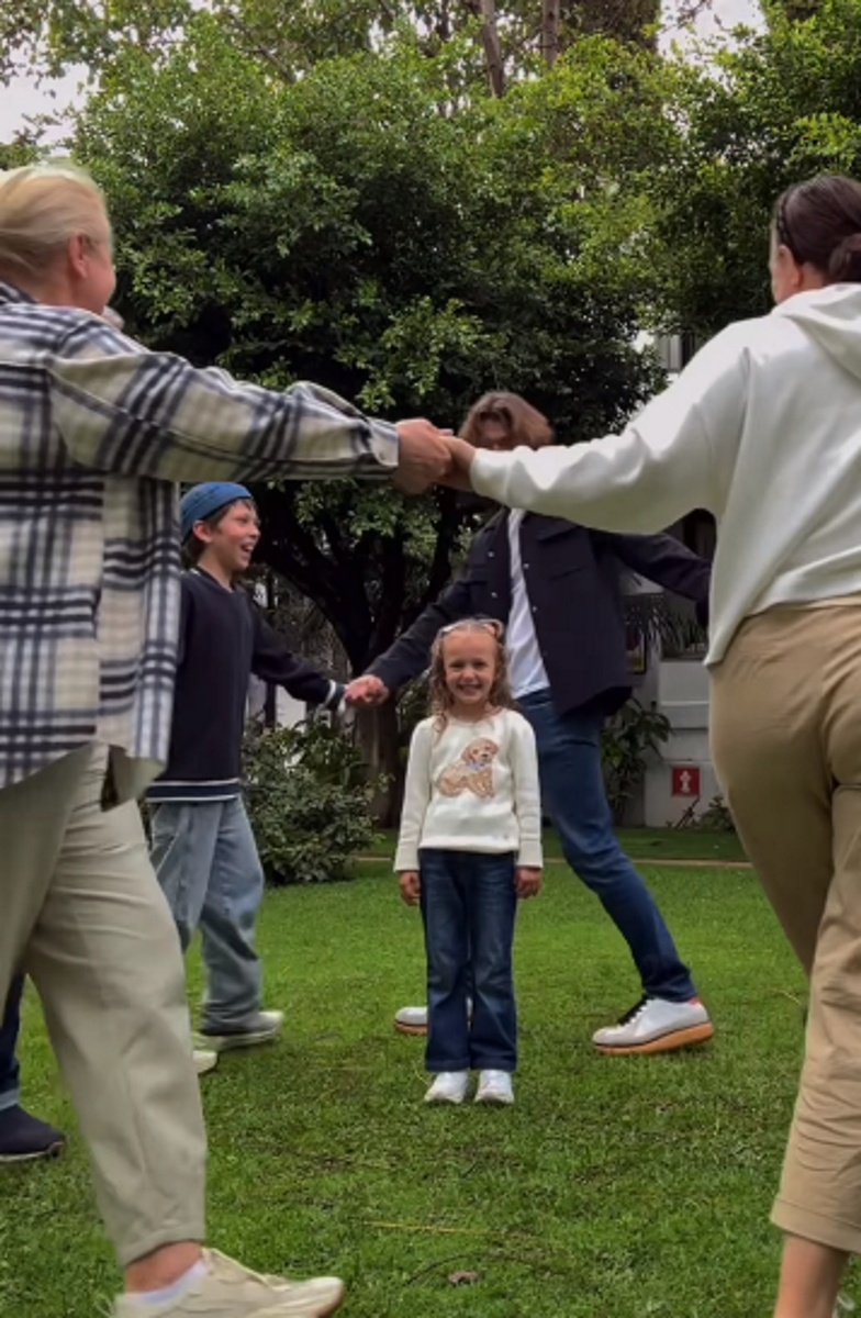 Братья дочки Валерия Меладзе Агаты водят вокруг нее ховород. Фото: соцсети