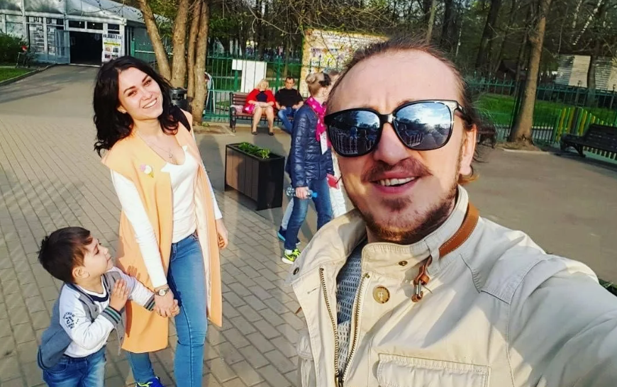 на фото Денис Дорохов с женой и сыном 