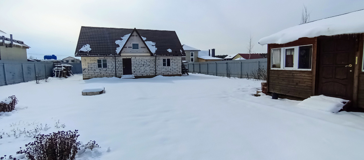 Одноэтажный дом с мансардой крышей.