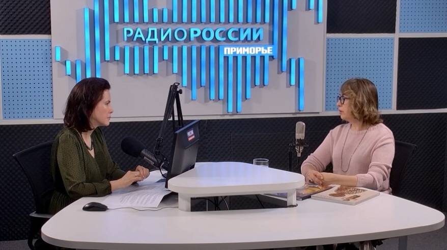 Оксана Данилюк и Елена Саенкова в медиастудии ГТРК "Владивосток"