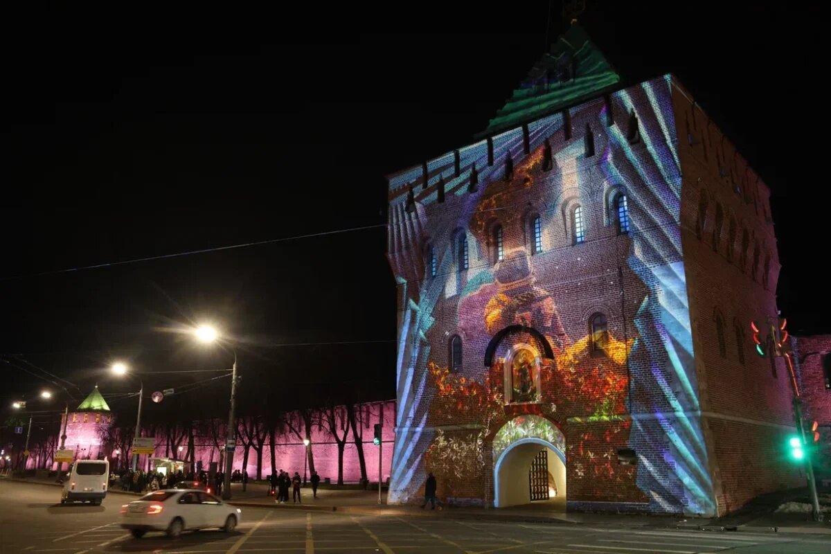    Праздничное световое шоу прошло в Нижнем Новгороде на День космонавтики 12 апреля.