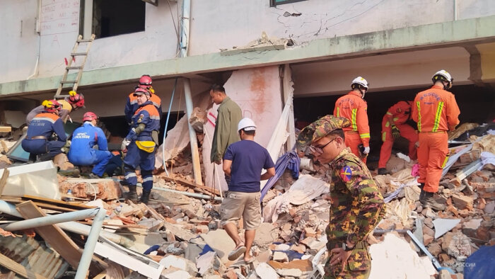    Спасатели на руинах бывшего жилого комплекса / Фото: ГУ МЧС по Хабаровскому краю