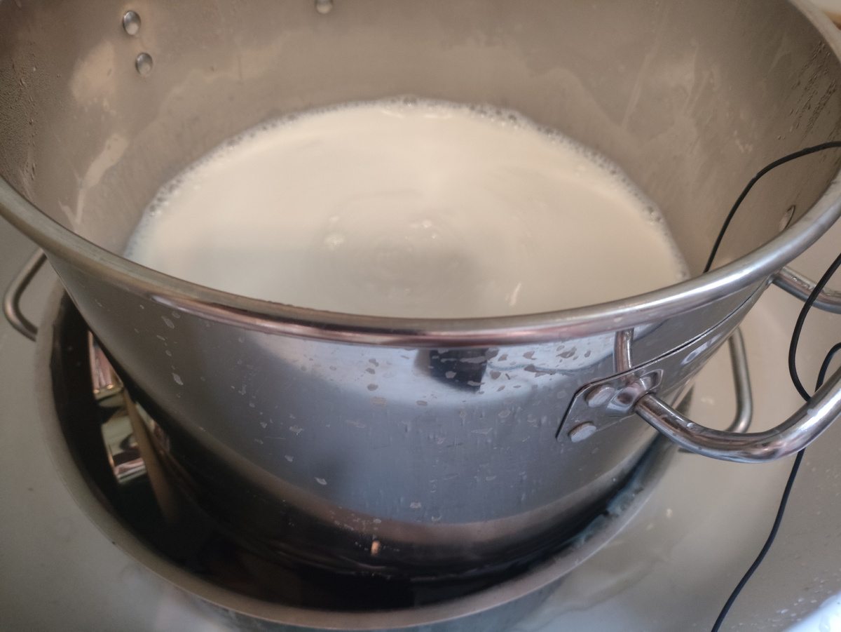 Быстрое охлаждение в кастрюле с проточной водой.