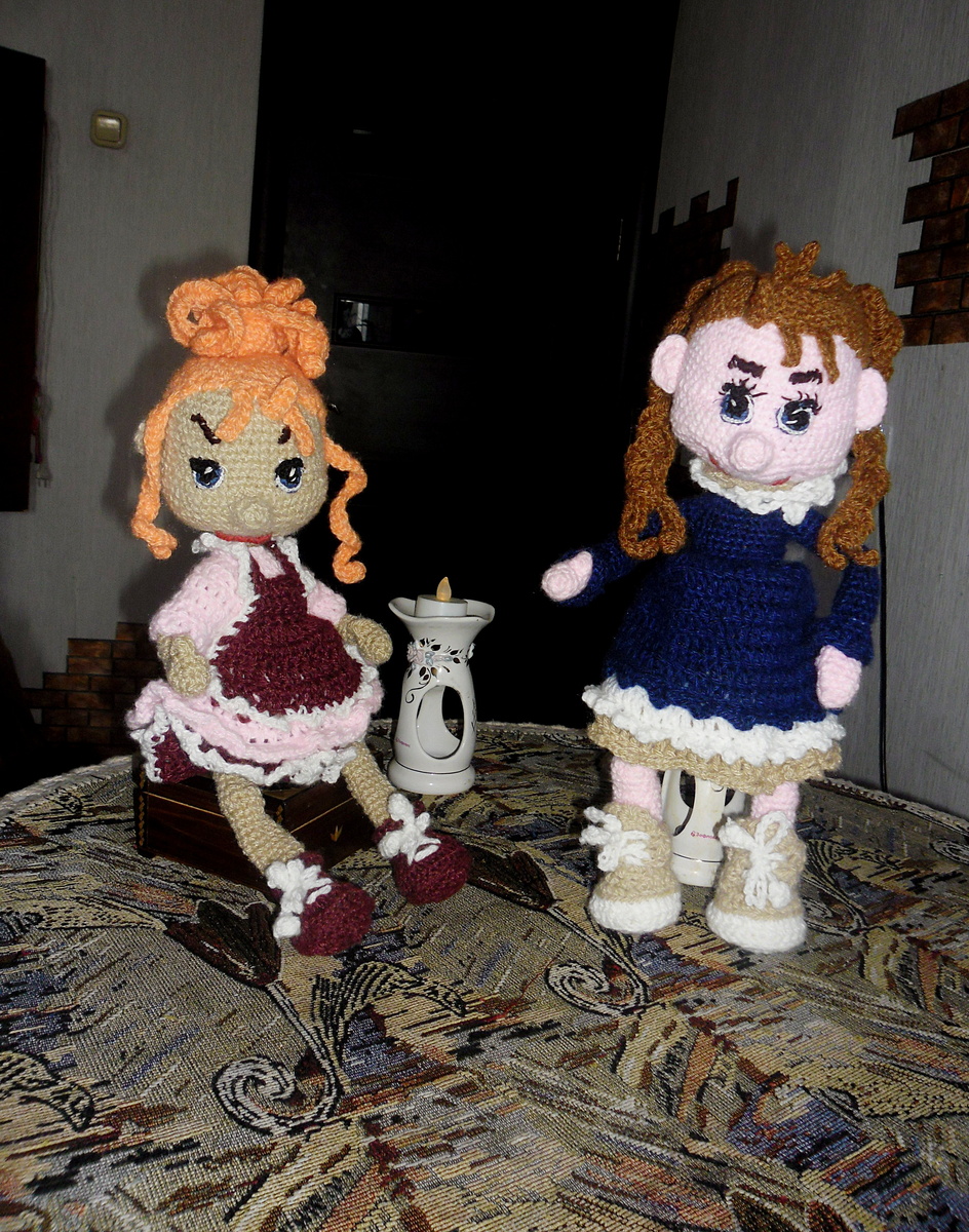 попробовала повторить..бесполезно форма головы , глазки , бровки уже другие..больше не свяжу все - наигралась такими)