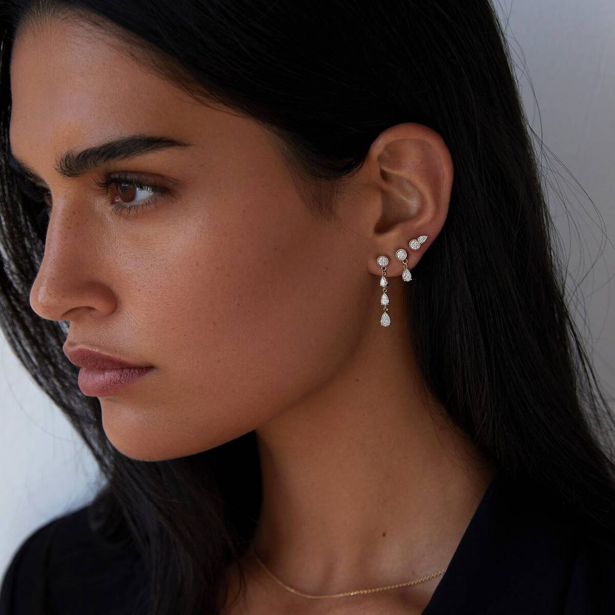 Маленькие, воздушные сережки создают интересный ритм 