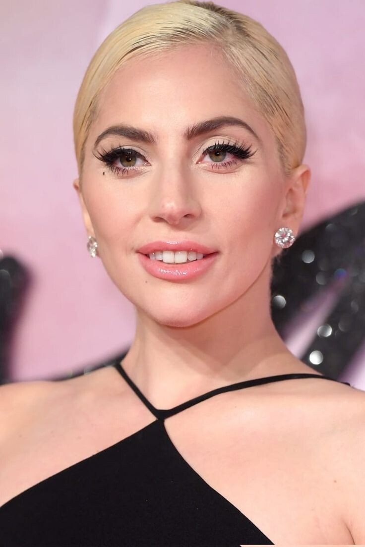 Леди Гага обладает довольно выдающимся носом. Его отлично балансируют серьги-гвоздики с крупными бриллиантами примерно в 10 карат. Не обязательно, чтобы это были именно бриллианты, это может быть любой сверкающий камень - прозрачный сапфир, кубичекий цирконий, муассанит.