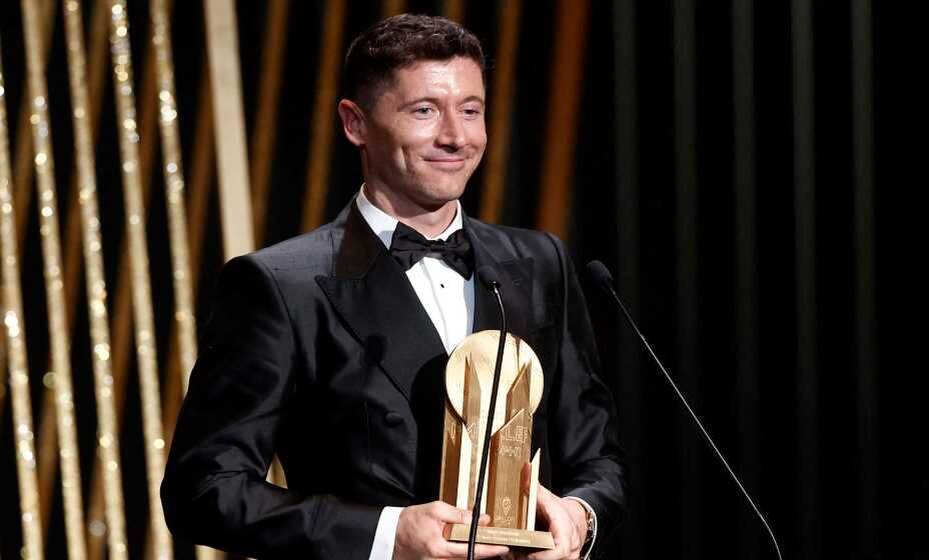    Счастливый Роберт Левандовски с призом имени Герда Мюллера. Фото: Reuters