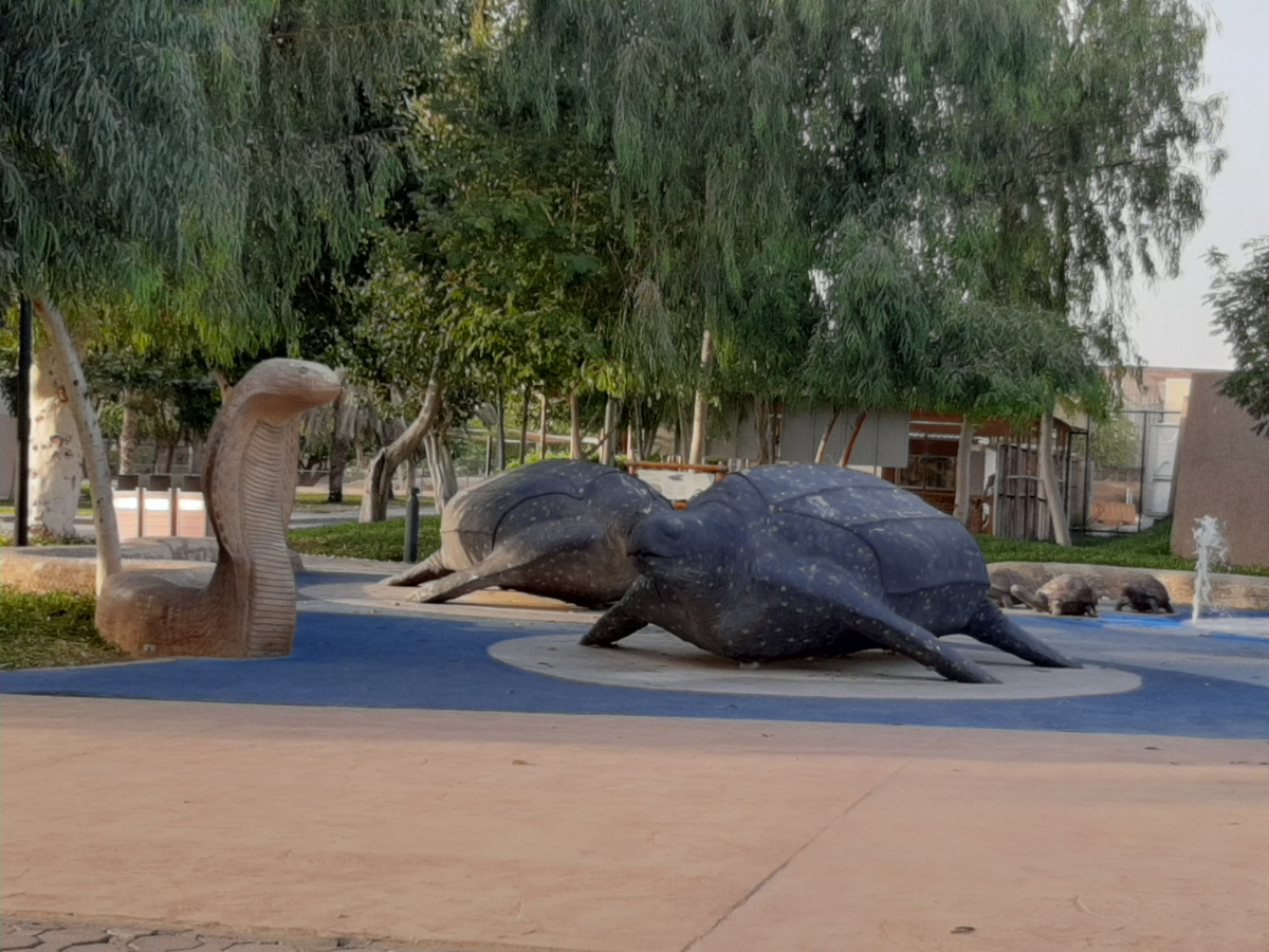 Скульптуры у входа в зоопарке