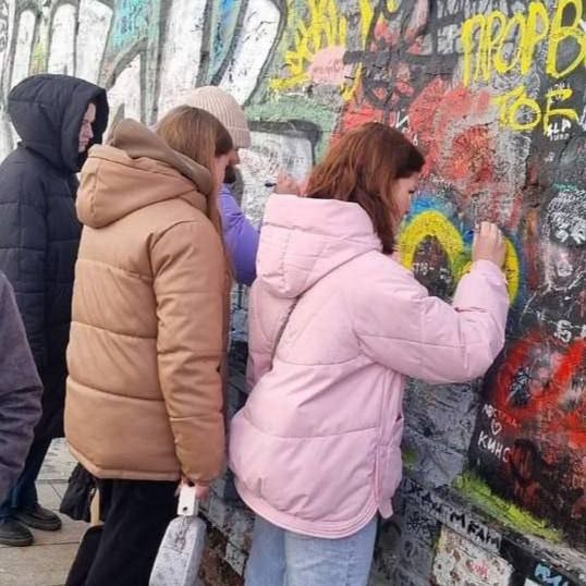    Зумеры испортили стену памяти Виктора Цоя. Фото: Телеграм