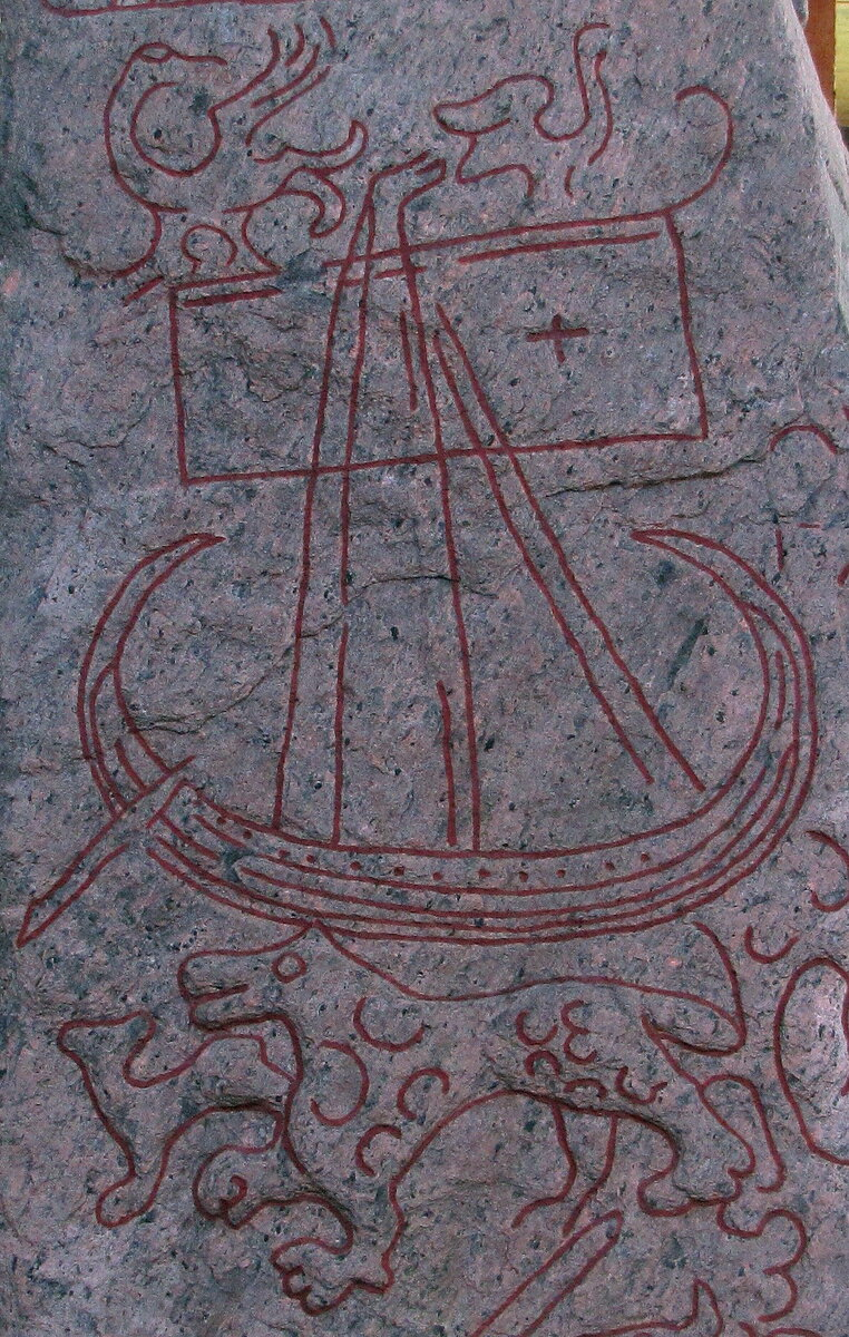 Корабль викингов, павлин и гепард. Фрагмент лицевой стороны рунического камня из Спарлёса, Швеция, около 800 года. На парусе ладьи изображён крест - символ крещения.