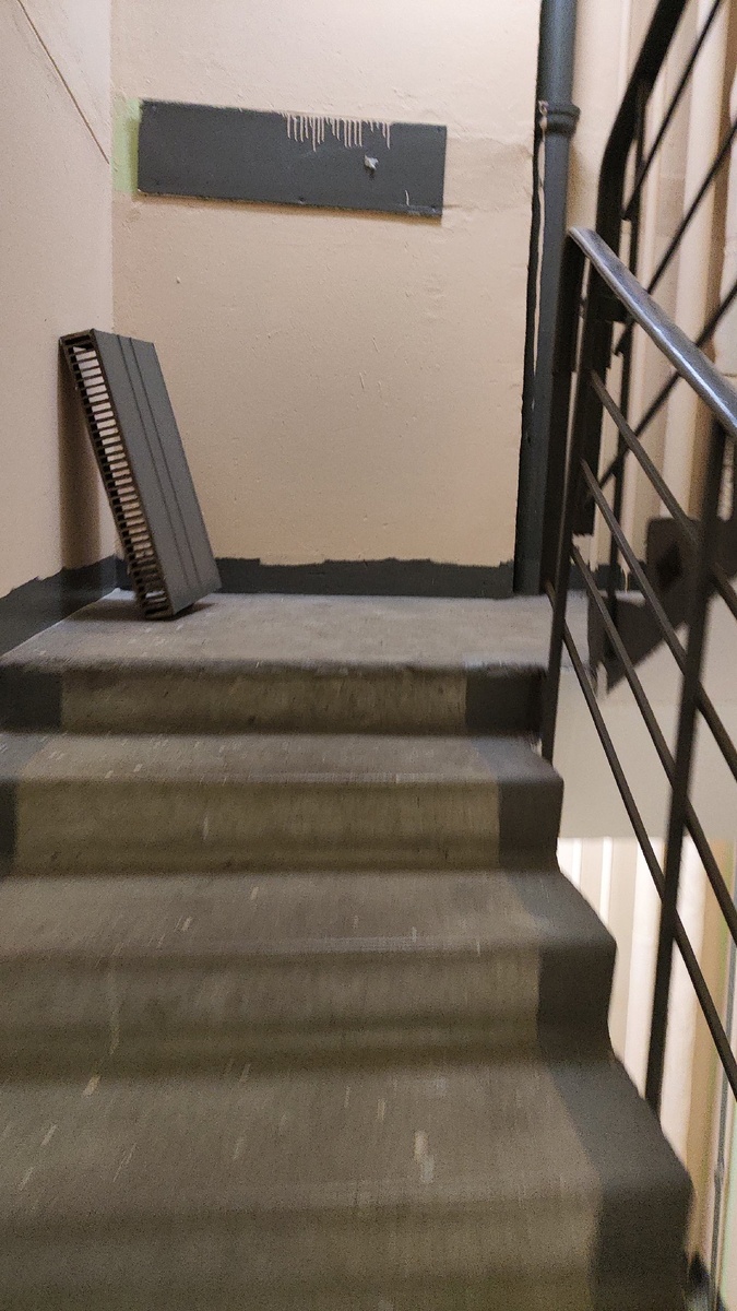 Если присмотреться ,можно увидеть слой старой зеленой краски.