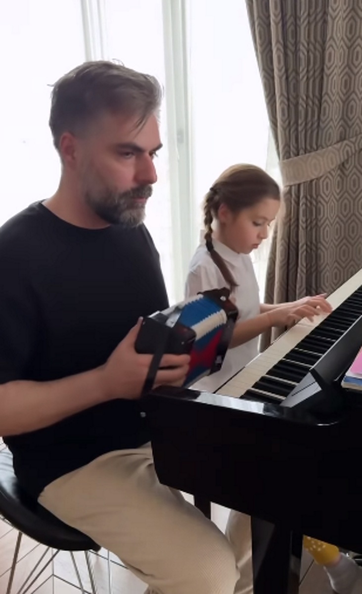 Дмитрий Исхаков с гармошкой мешал дочке Мие играть на фортепиано. Фото: соцсети