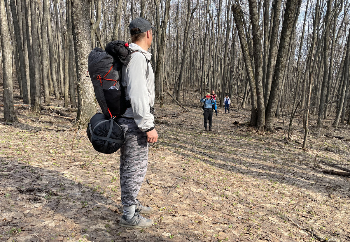 Кирилл с рюкзаком Northland Vagabond 20л  в пешем походе 5 апреля 2025. Фото Марии Тигиной.